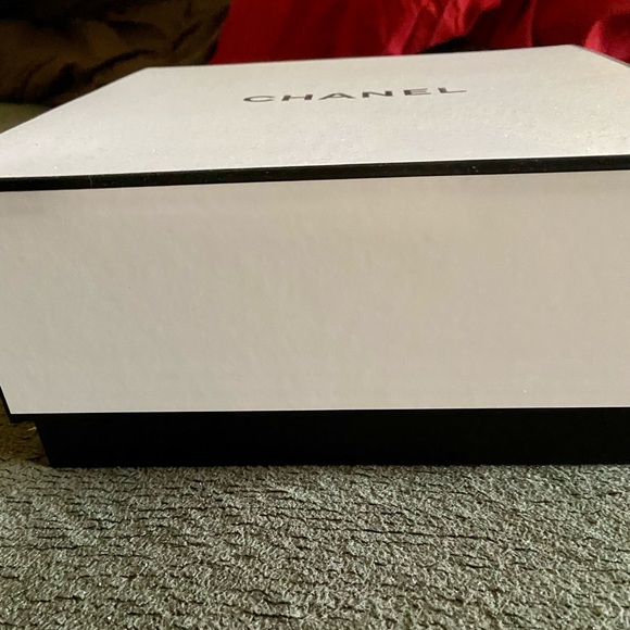 NEW Chanel Perfume Box with Assorted Samples - Picture 5 of 9